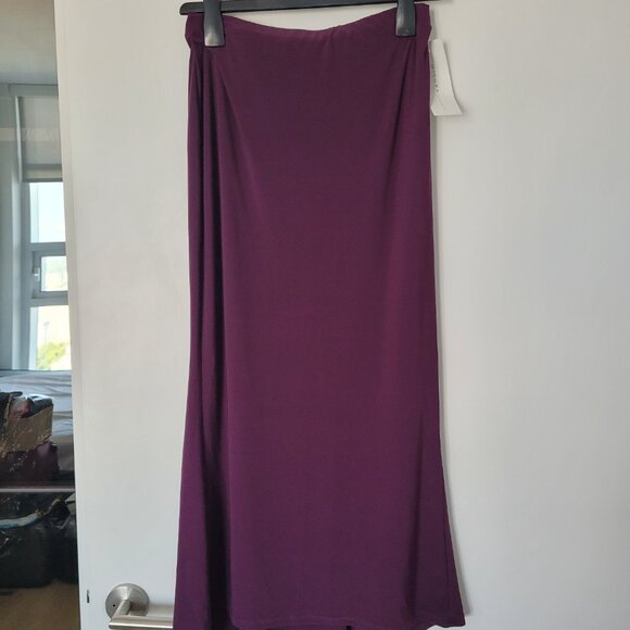 Timeless deep rich-colour coordinated assemble: flowy top and tulip skirt - Picture 5 of 11